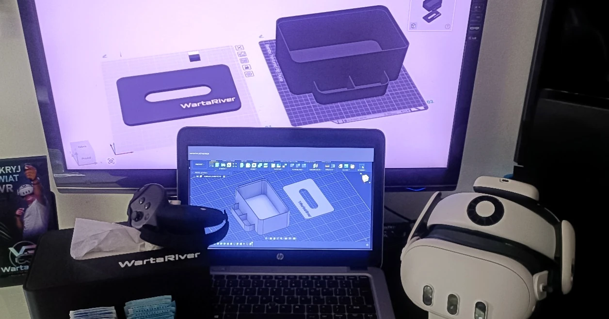 Gogle VR i kontroler obok ekranu z modelem 3D oraz fizycznego wydruku odpowiadającego temu kształtowi.
