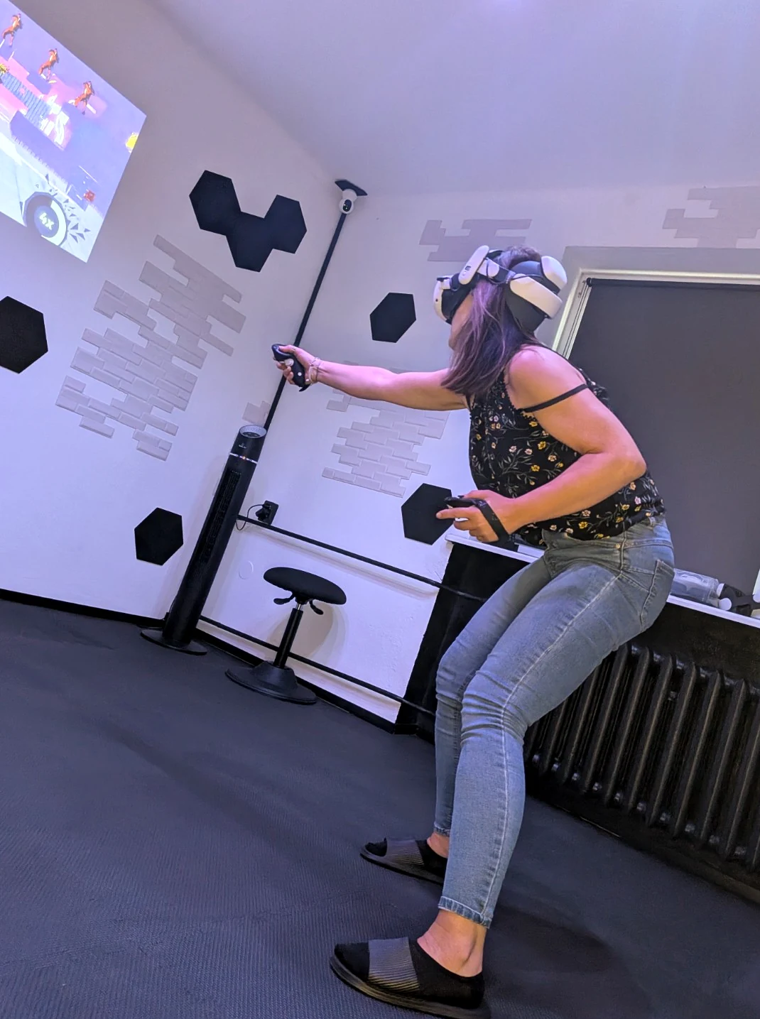 Osoba w goglach VR wykonuje dynamiczny ruch ręką podczas zabawy w WartaRiver.