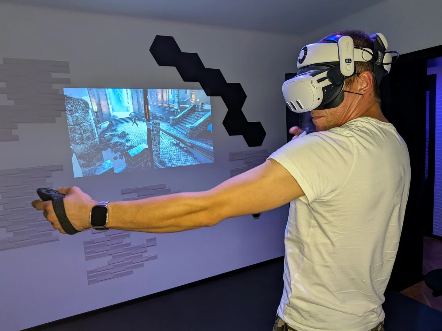 Osoba w goglach VR trzyma dwa kontrolery podczas aktywnej interakcji.