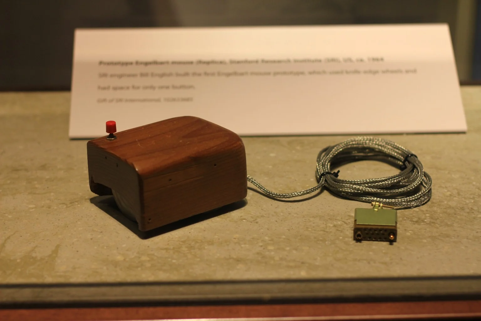 Drewniany prototyp wczesnej myszy komputerowej z przewodem, prezentowany w Computer History Museum.