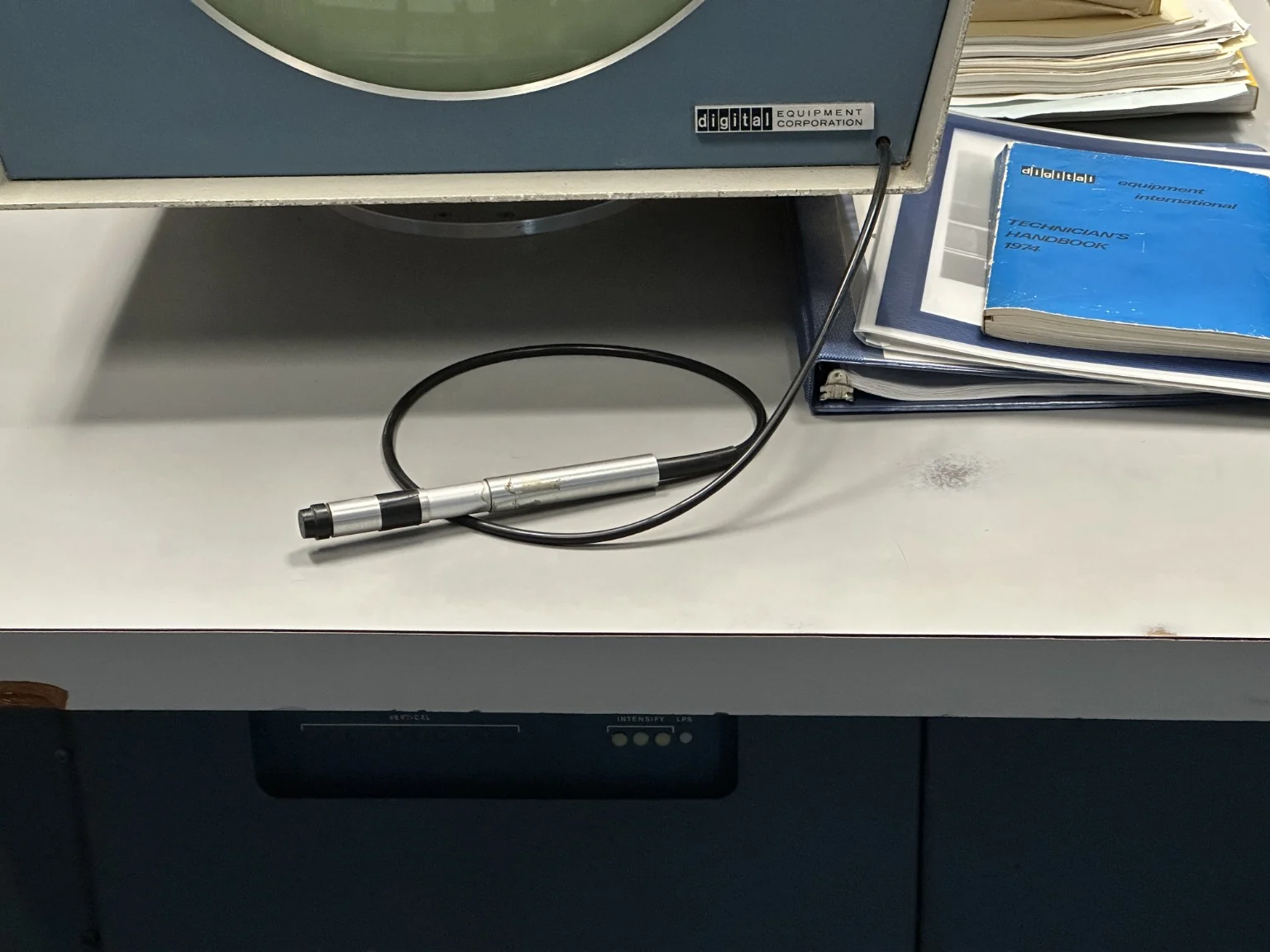 Pióro świetlne PDP-1 leżące przed monitorem komputera w Computer History Museum.