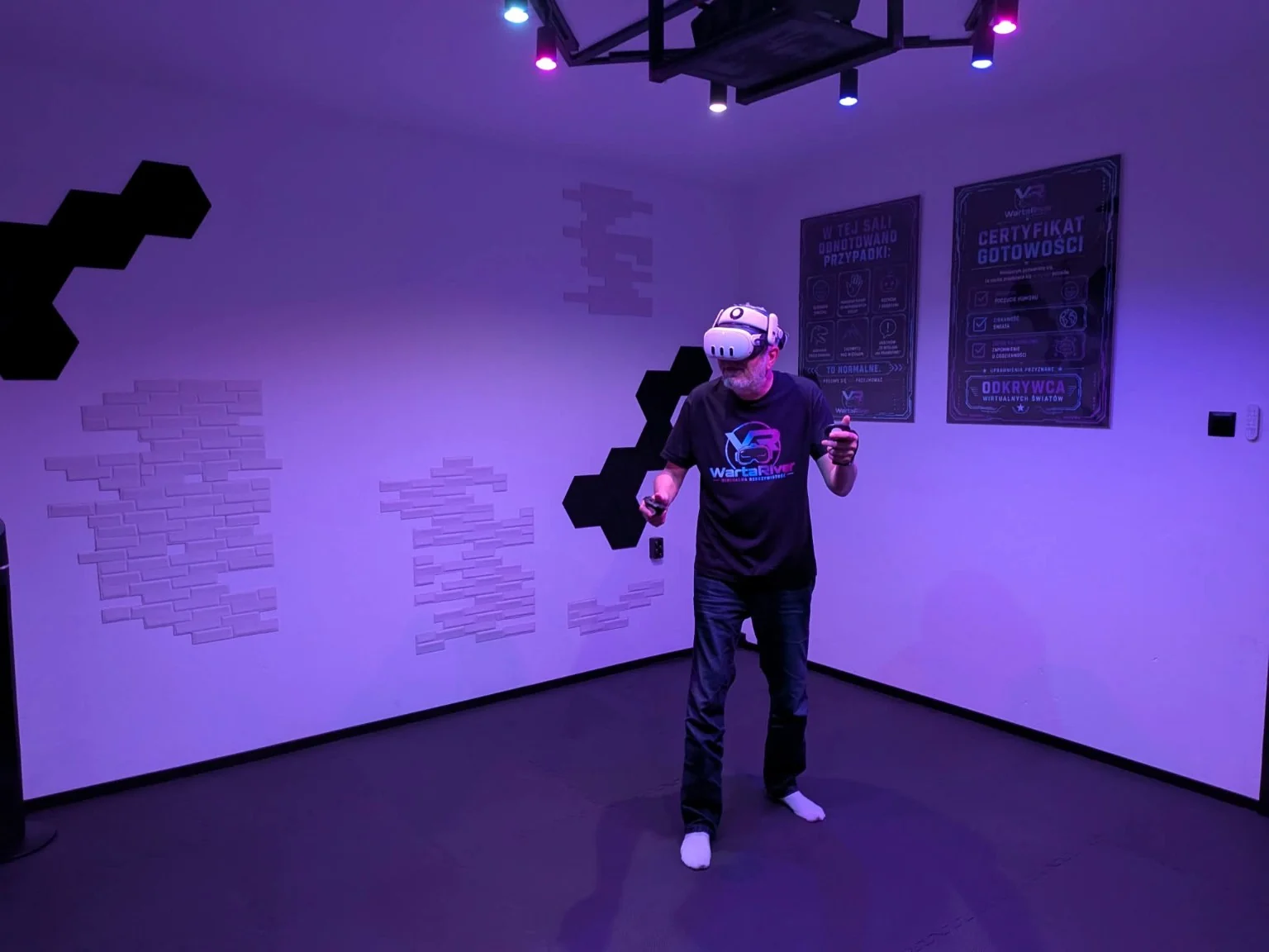 Osoba korzysta z gogli VR w sali WartaRiver z dużą wolną przestrzenią wokół.